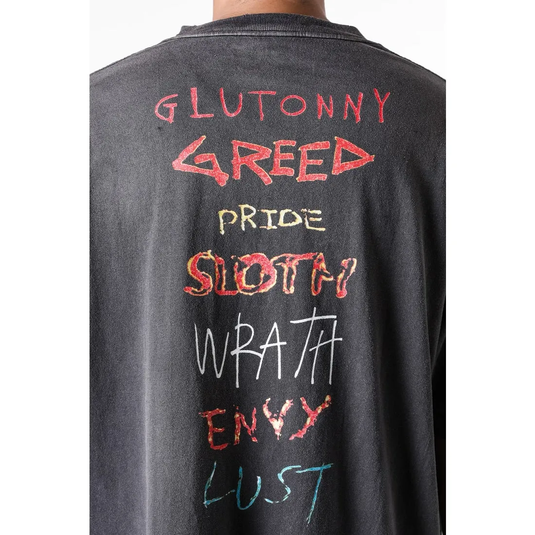 SAINT Mxxxxxx SEVEN DEADLY SS TEE/BLK Phantom SAINT Seven Deadly Sins Printed TEE Washed Black S-XL Look for cylindrical fabrics with no side seams. Don’t buy open width fabrics anymore. It’s boring. Assute garments are dyed. The whole piece is sprayed with Ma Liu. Then spray the heavy parts to fade. The collar and cuffs are frayed. Many hangings are frayed. Accessories are complete. Customized original consistent main mark/wash mark/little angel anti-counterfeiting mark.